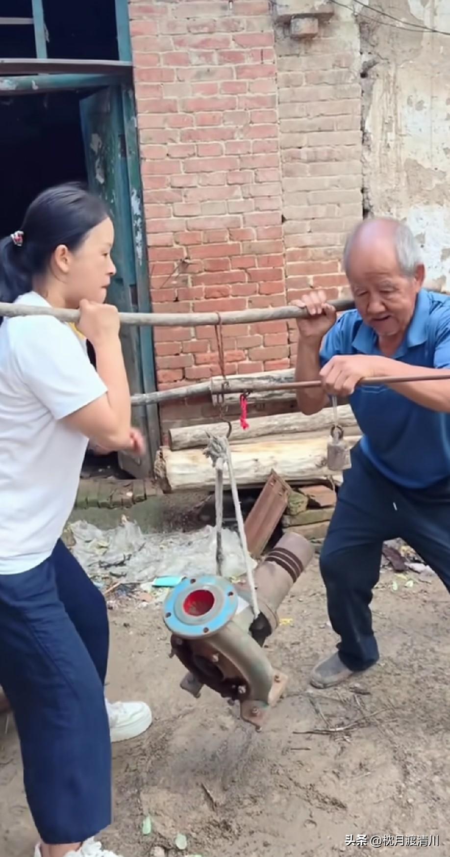 让人担心这根小木棍要是断了，会砸到脚[捂脸]