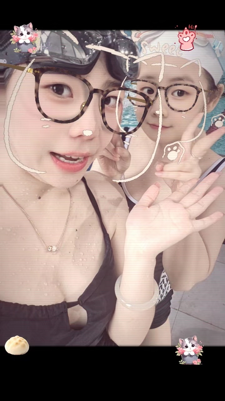 周末最好晚上去游泳馆因为白天的游泳馆全是人人人人人游泳