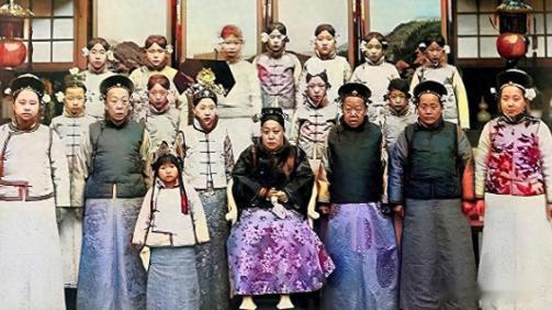 1924年秋，北平中老胡同赵家宅前，汽车刚停稳，一群穿清式官服的男人便齐刷刷跪下