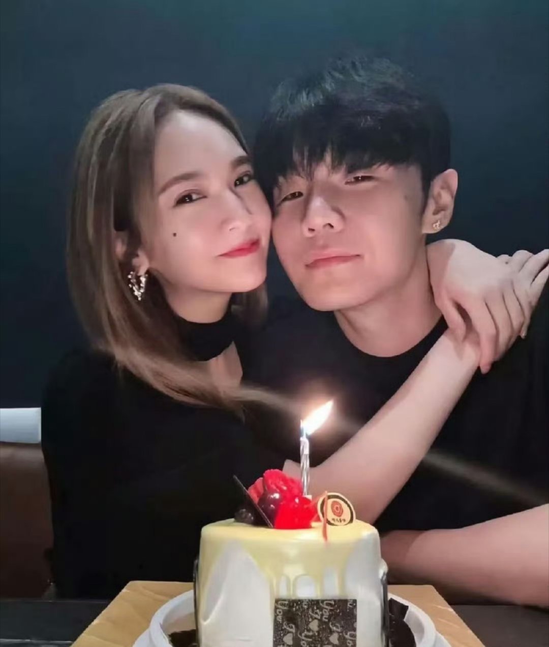 李荣浩杨丞琳果然真夫妻就是好嗑 又是被撒狗粮的一天啊 两个人好甜[送花花] ​​