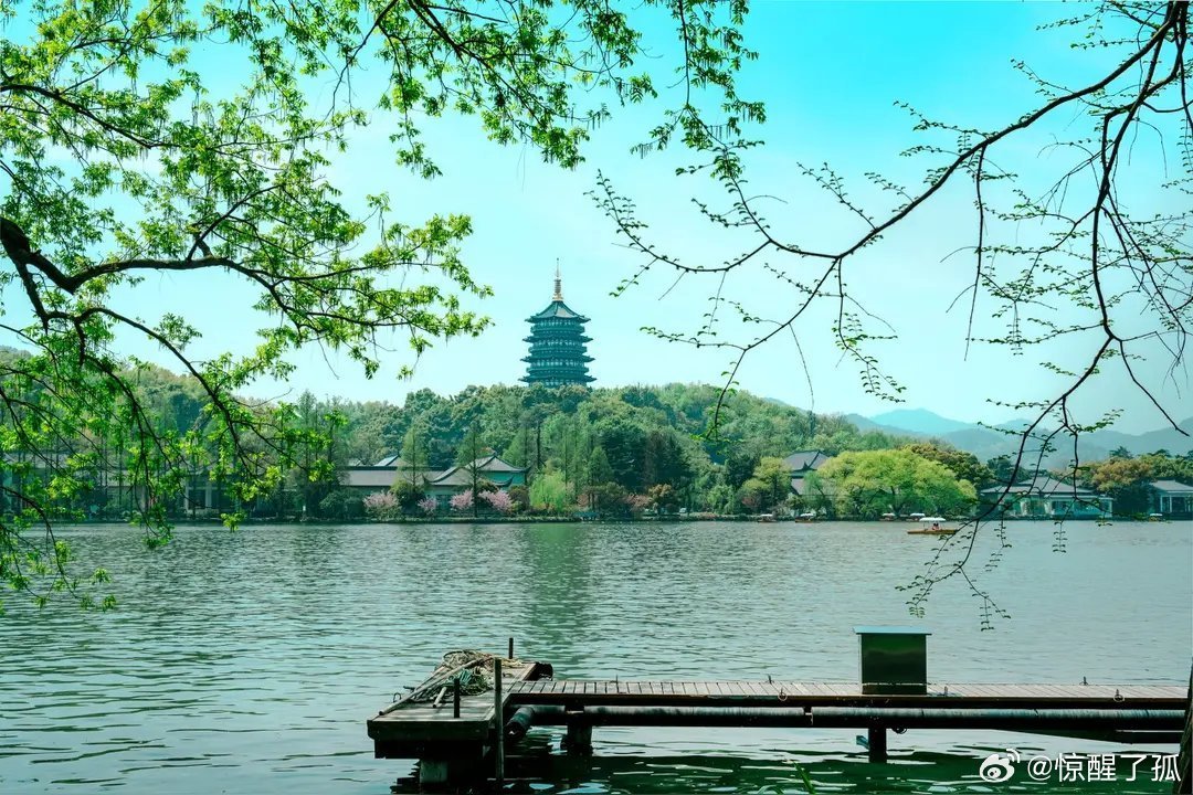 在西湖旅拍成为杭州旅游标配漫步杭州古巷，身着锦绣华服。国风大片氛围感十足，雕梁画