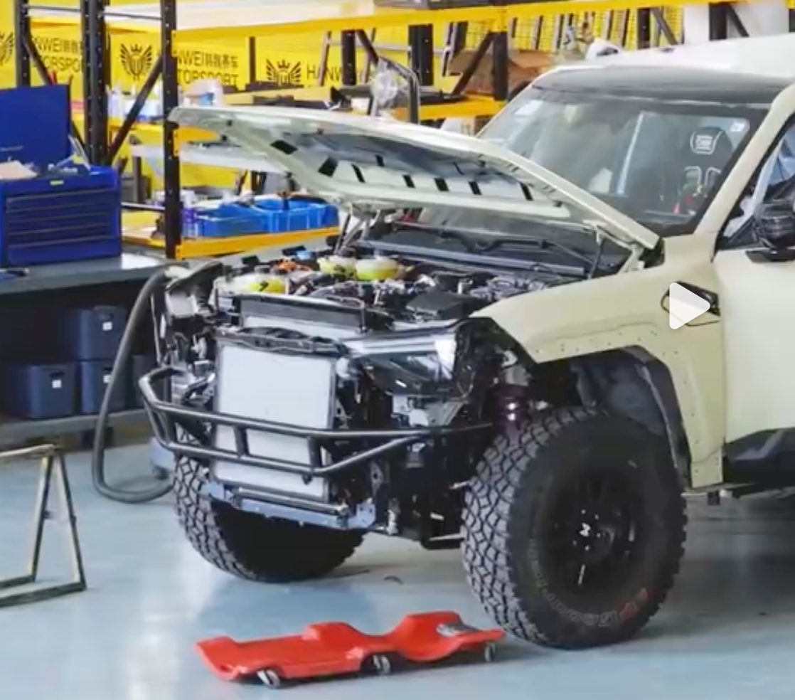 看了一下猛士官方账号宣传m817的环塔赛车版本的视频前舱有四个溢流壶而目前1.5