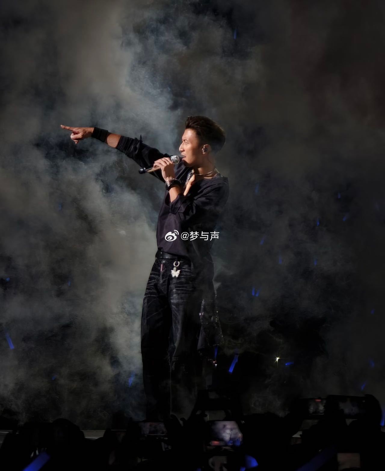 一抬头就吻上谢霆锋了 以前觉得看台离舞台很远，直到谢霆锋站上飞船升起来！这角度这