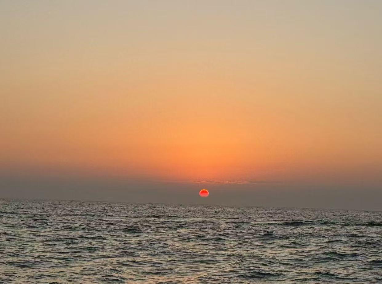 学会先拥抱自己，再去拥抱生活。
愿所有的压力，都慢慢变成你成长的底气；愿你在每一