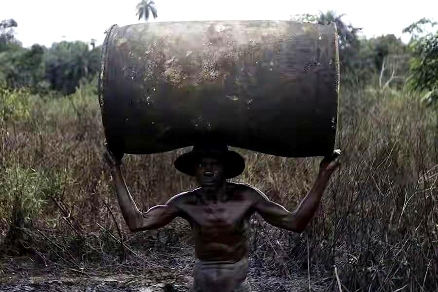 井下听着煤壁吱呀作响时，课本那句“亿万年前森林被埋”忽然离得很远。
九十年代在矿