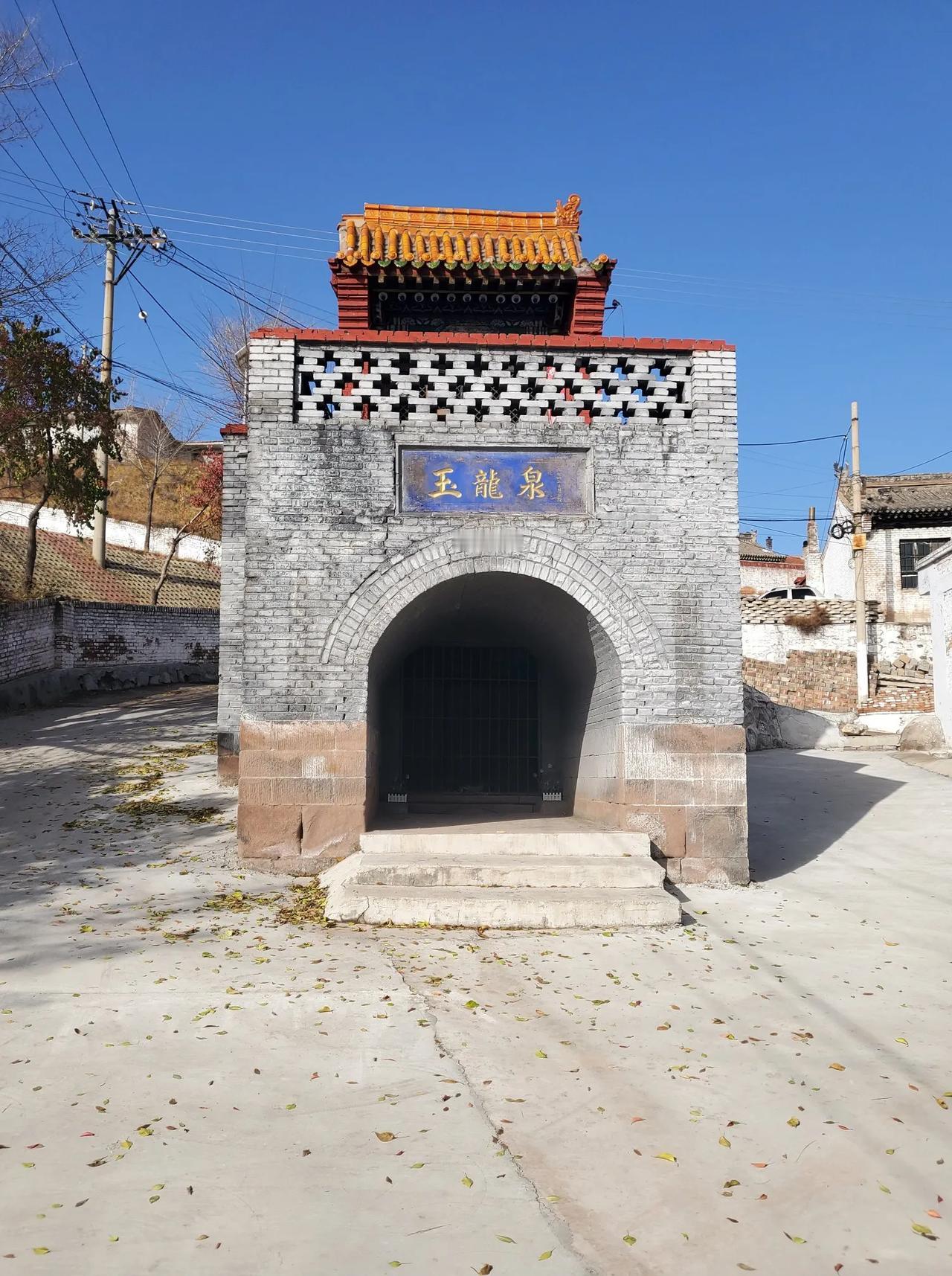 一眼玉龙泉
一座文圣庙
开门五千年
闭关五十朝
如若不信史
时空燃风骚