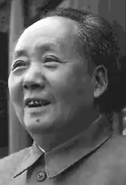 和蔼可亲的风采，
永远值得我们怀念敬仰崇拜！