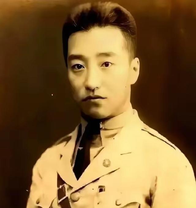 冯庸，26岁，东北军空军少将，刚继承了六千万大洋的家产。整个沈阳城都以为他要买地