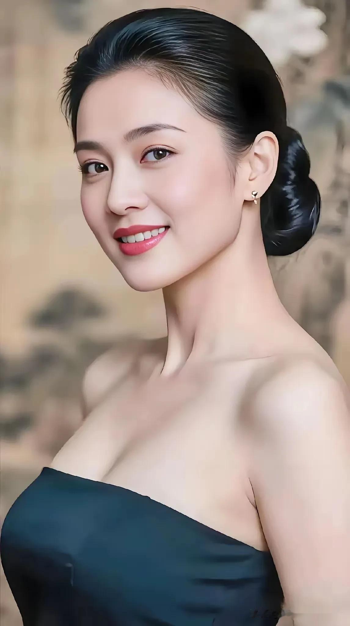 这位美人满面春风，全无狭隘之相。在漫长的人际交往里，内涵更易赢得尊重与认同。
