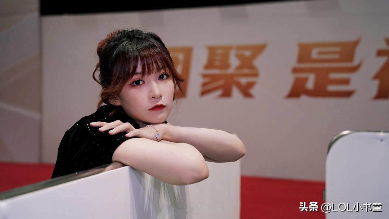 兮夜瞳夕这一对，现在也终于摊牌了[无辜笑]
Uzi：你的号不能用？那就用那个小混