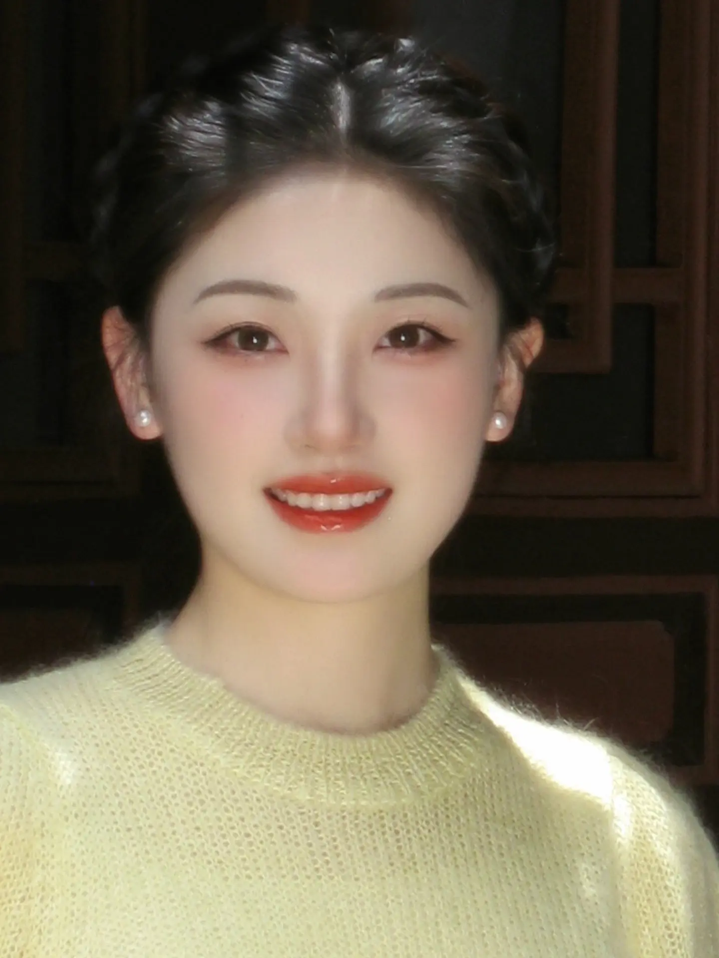 看山看水独坐，听风听雨高眠。