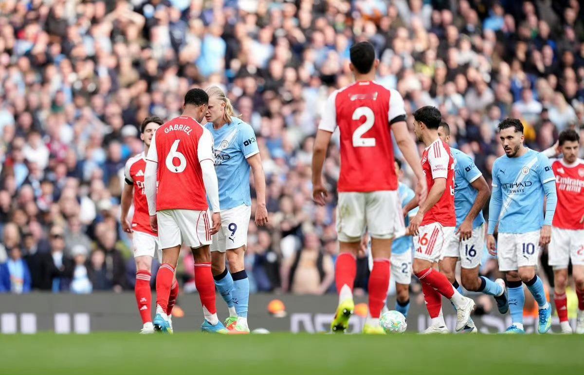 有心无力！天王山之战验实力，枪手输球缺少冠军硬度阿森纳没能在伊蒂哈德击败曼城，输