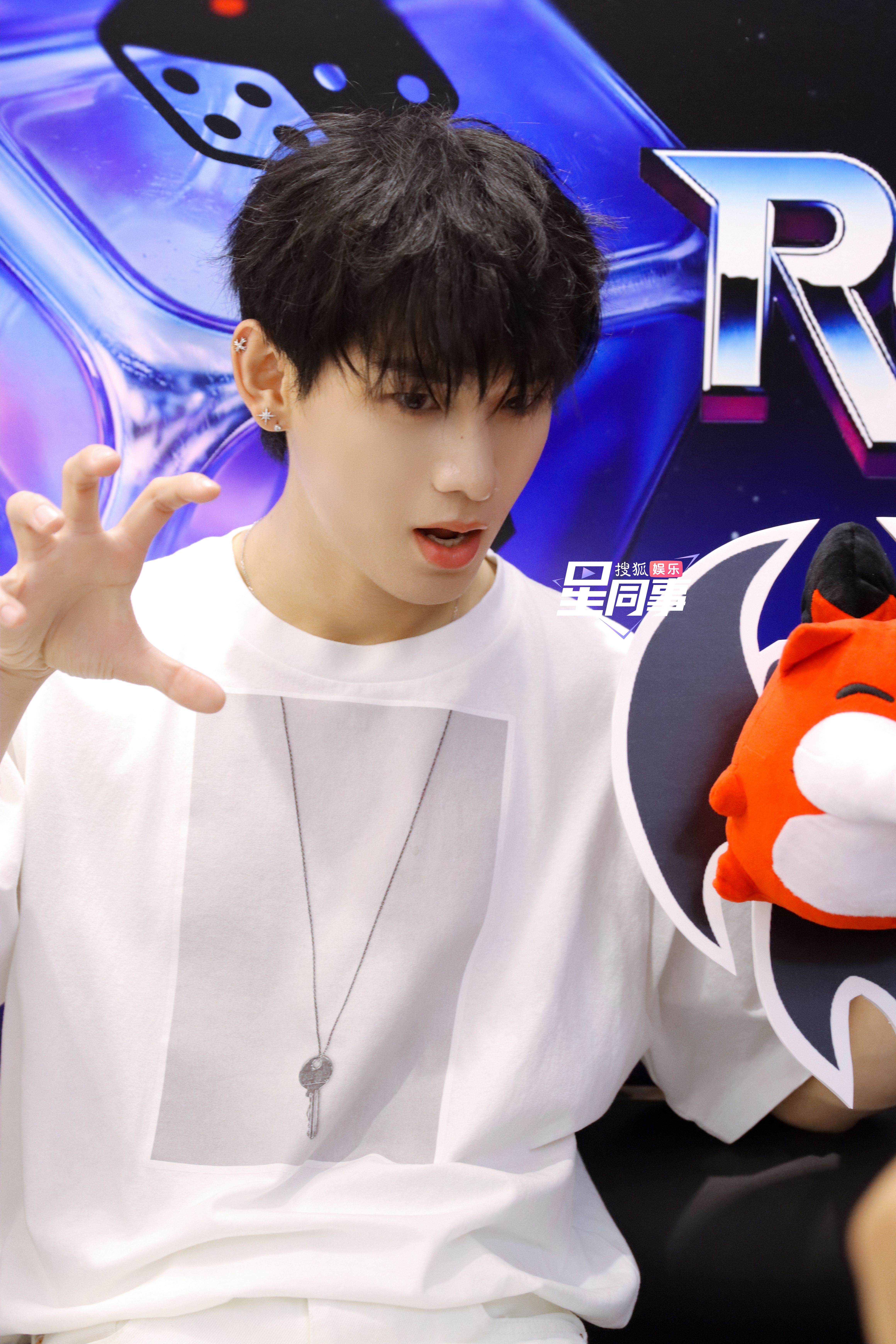 世萌一 来和小星玩耍啦！小琛琛在线锐评自己的超绝腹肌，大方认证“内娱男菩萨”称号