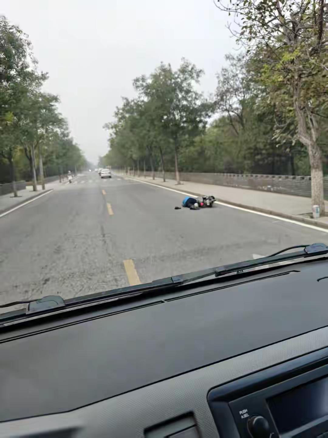 快递小哥救人，温暖瞬间！

2025年10月25日清晨7时30分，天刚蒙蒙亮，北