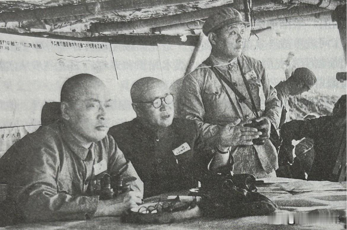1955年，刘伯承（左二）和陈毅（左一）在辽东半岛抗登陆演习指挥所观看演习。刘伯