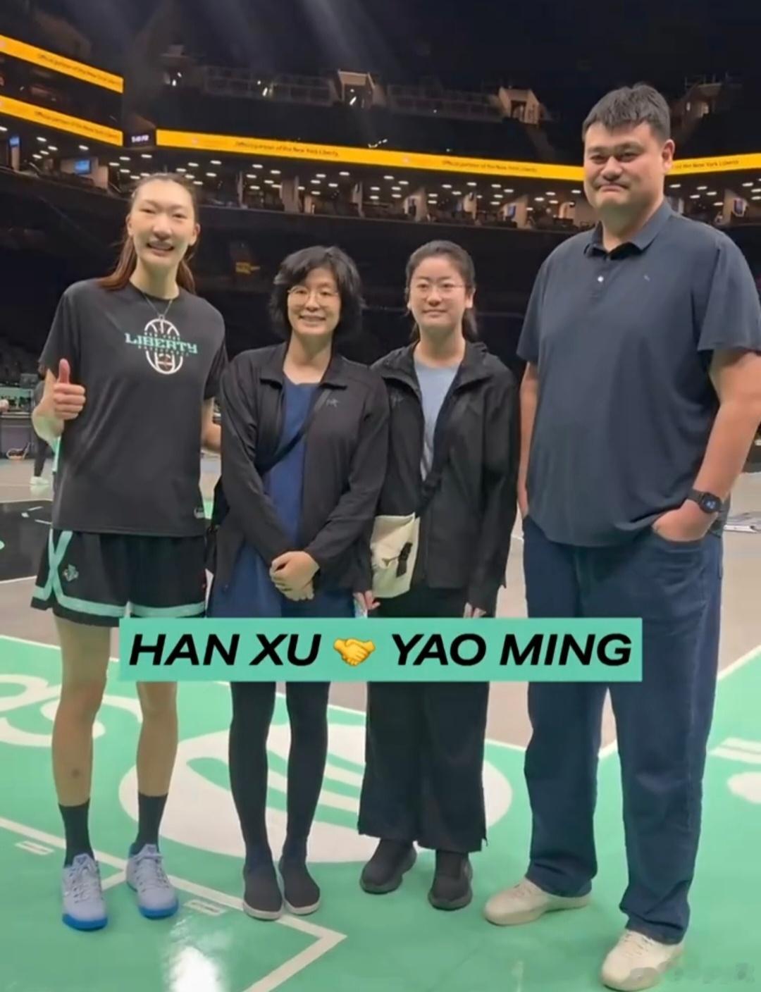 无官一身轻！姚明带着妻子女儿来到纽约，现场观看韩旭的WNBA比赛 