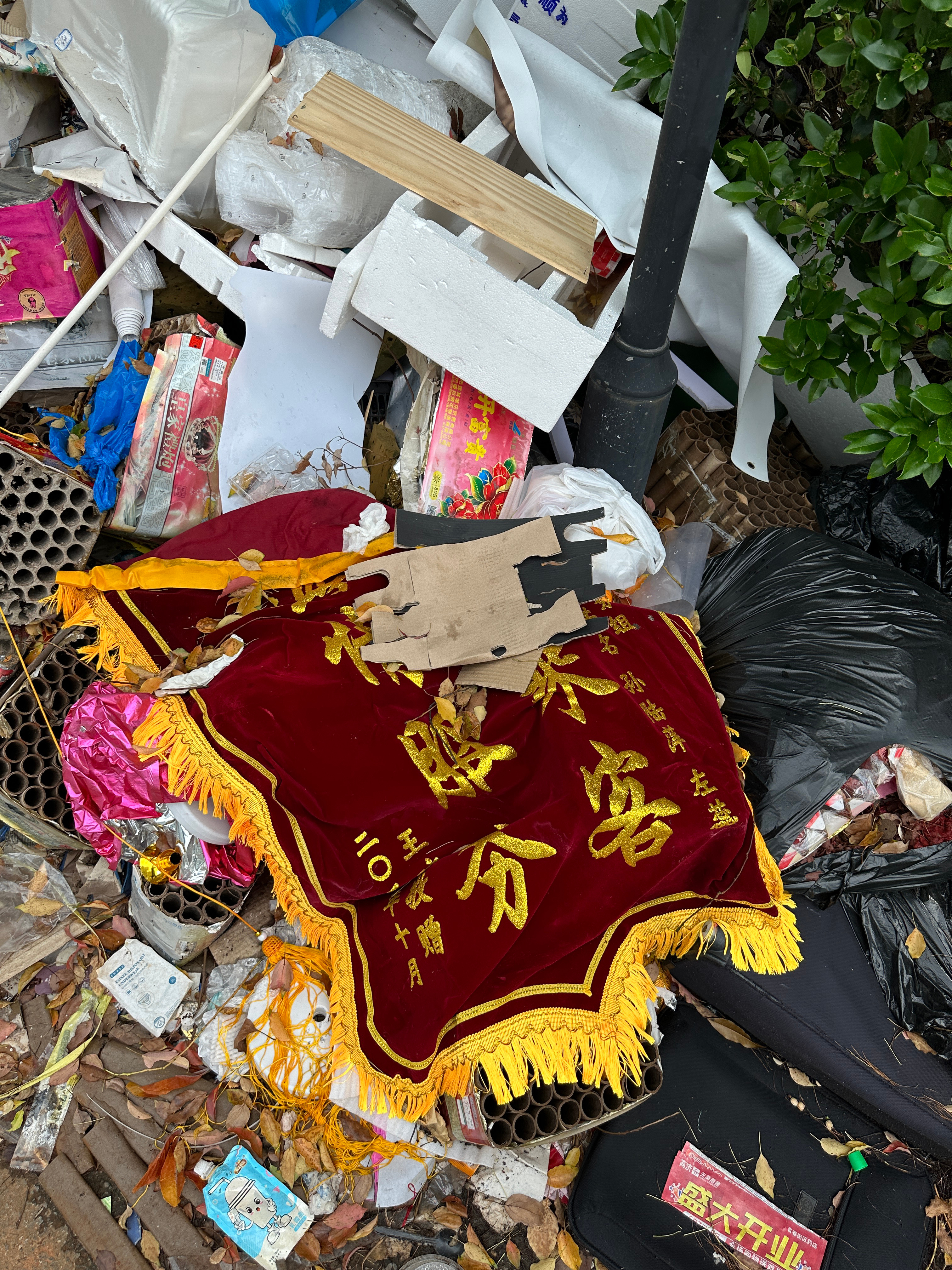 自称某某银行的刚刚打电话给我，说有49万贷款问我要不要了解一下，我问他不用还吗？
