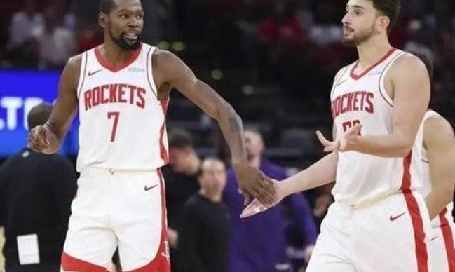 NBA中国赛，火箭火箭对阵独行侠的比赛中，出现了奇葩的一幕。今天的比赛中，杜兰特