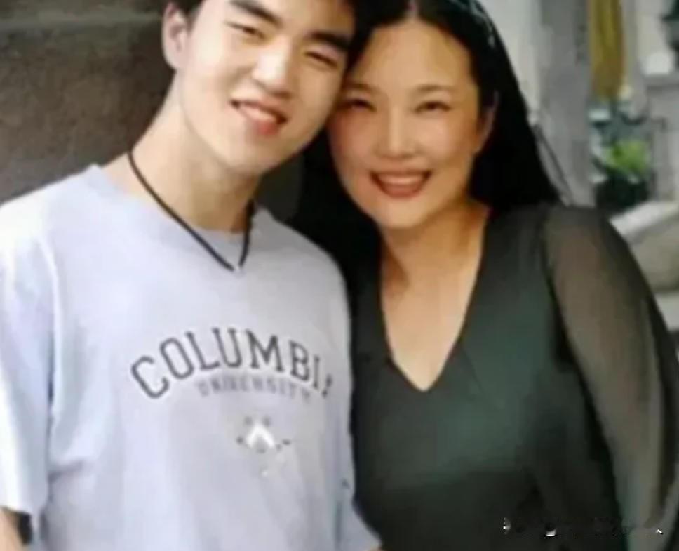 1988年，武汉一名女教师，正沉浸在新婚的生活中。没多久，她就怀孕了。不料，儿子