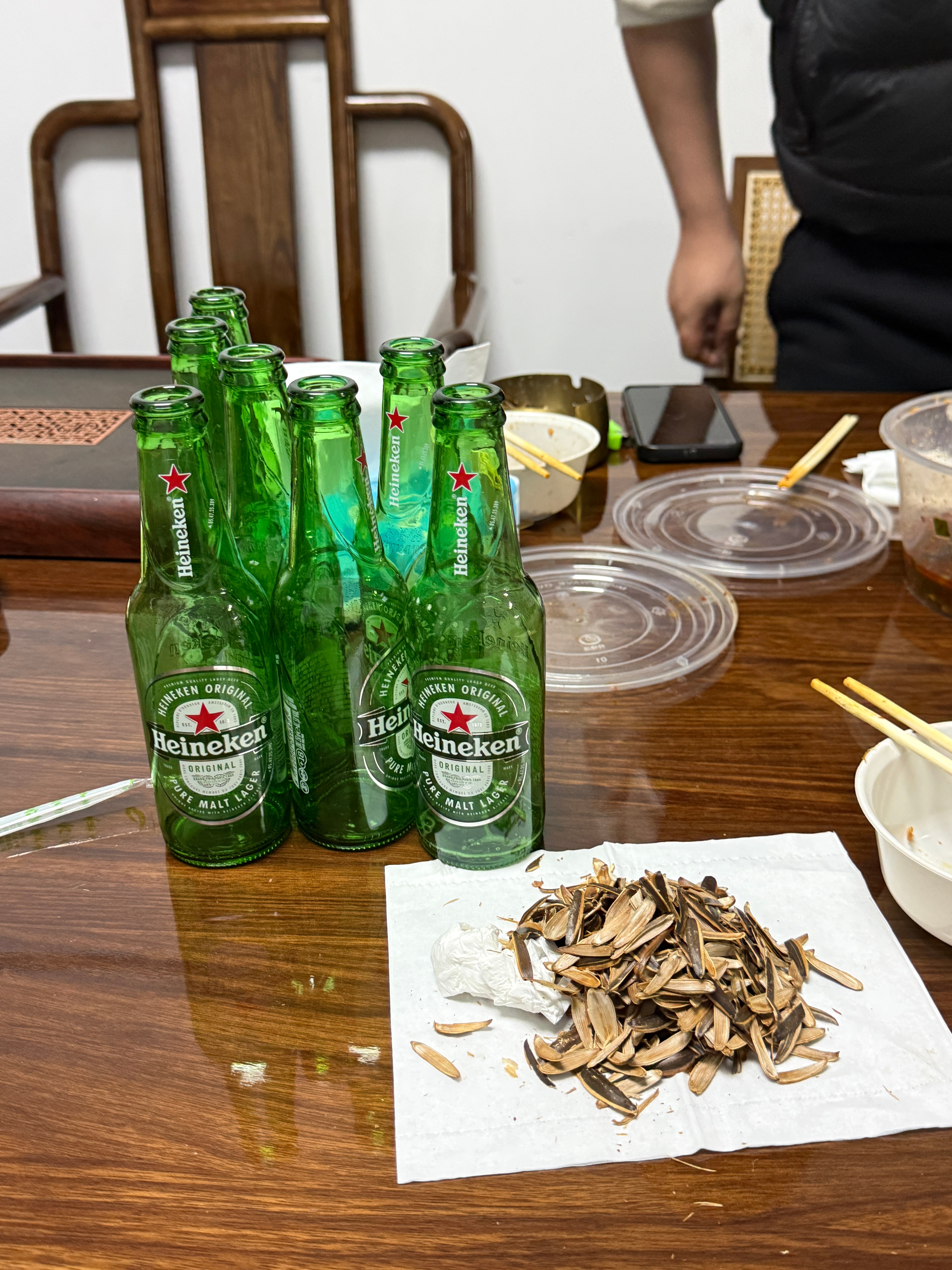 收拾完回家，不想喝了有些时候喝点酒确实能更好的拉近距离，要过年了，每个朋友圈子都