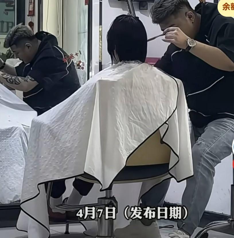 老师要求发型露出耳朵跟脖子，孩子直接去理发店，
让理发师按要求剪，
理发师二话不