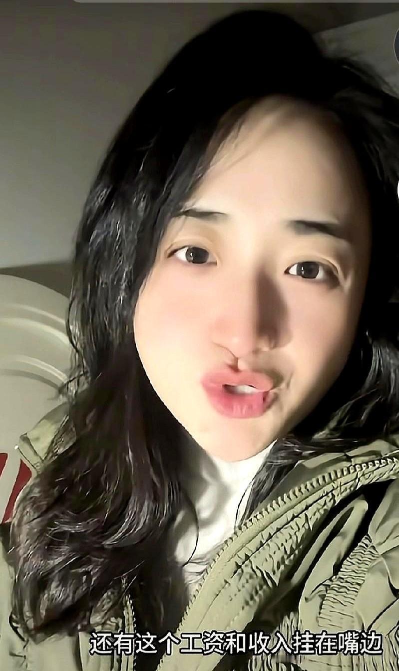 大龄剩女网红雅典娜35岁才痛苦地领悟到。
她在相亲时总把自己的车房和高学历摆出来