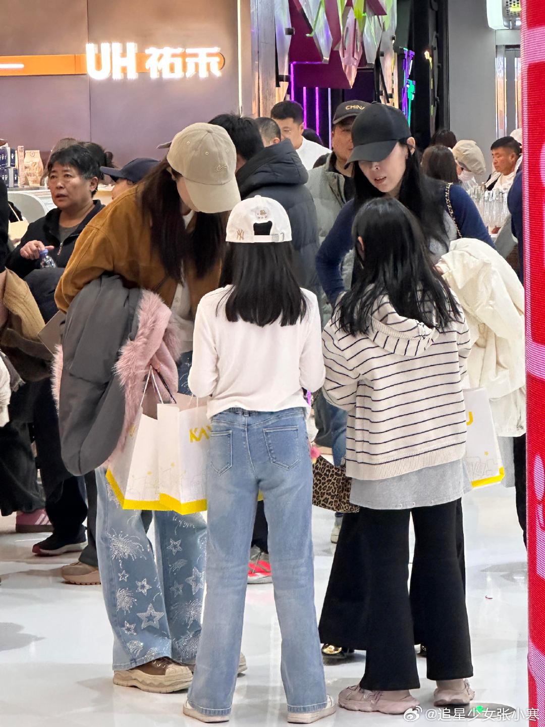 网友偶遇董璇小酒窝商场网友偶遇董璇小酒窝逛街网友偶遇董璇小酒窝逛街，小酒窝跟朋友