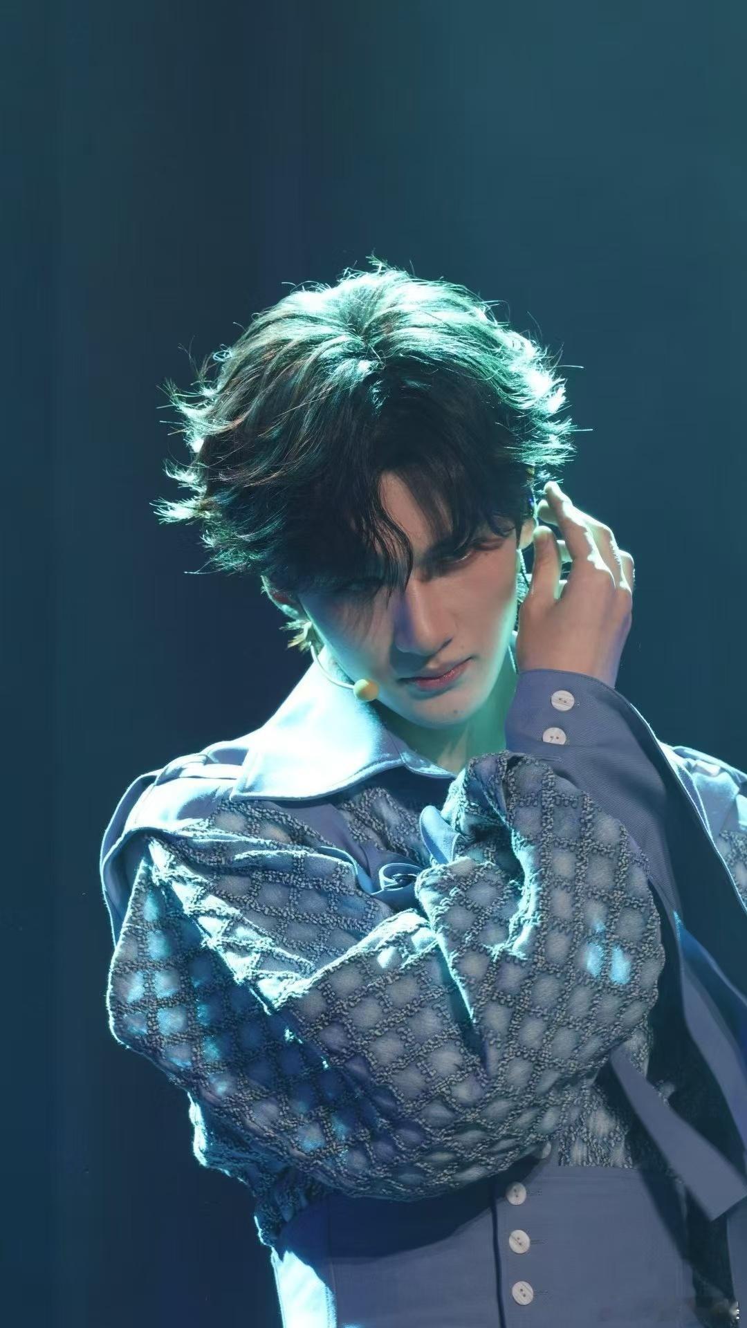 吴彤关注余宇涵  看到余宇涵的那一刻就知道什么叫做“帅气逼人”，他的五官简洁有力