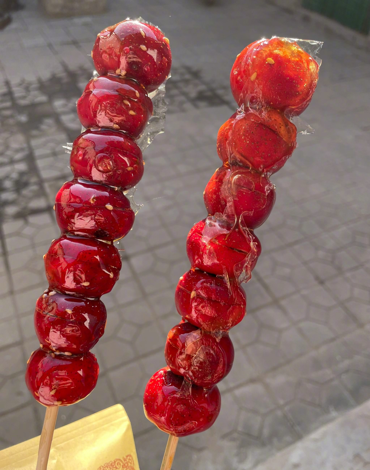 如果幸福是一串裹满糖浆的糖葫芦那我要把全世界的糖葫芦买断～ 