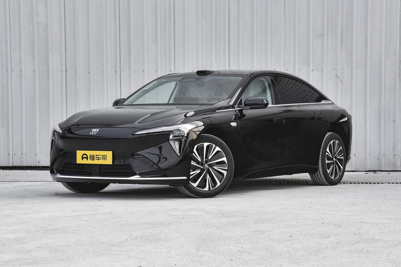 通用汽车今年在进博会上主要参展了两台车，别克至境L7和宝骏悦也PLUS。
别克至