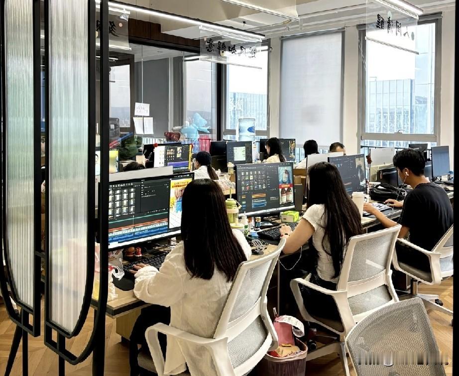 公司拒了一个3年老员工的加薪要求，员工的理由很直接：我都来了三年了，除了每年涨了