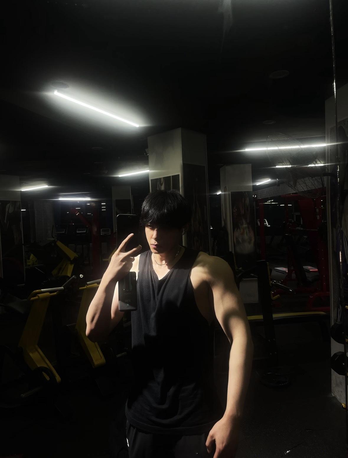 马小宇浑身上下高冷的只有外套马小宇颜值拽酷氛围感拉满，实则是内娱笑点批发商，耳背