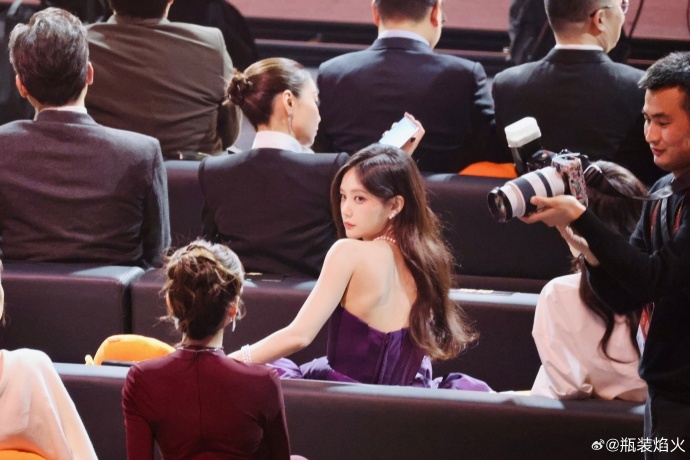 李一桐内场回眸神图谁懂李一桐内场的这个回眸神图啊，美美的很安心