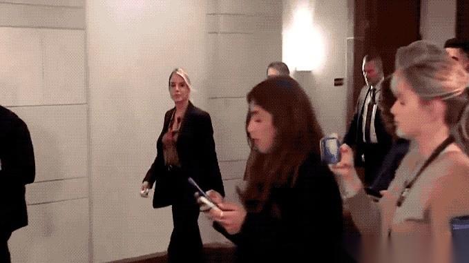 特朗普把他多年的铁杆盟友，司法部长帕姆·邦迪，给炒了。
就在宣布这事的前一晚，白