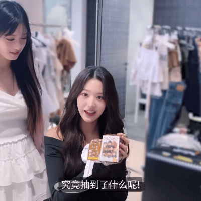 她是一只小猪只是有点喜欢暴力拆盒(>_<) 