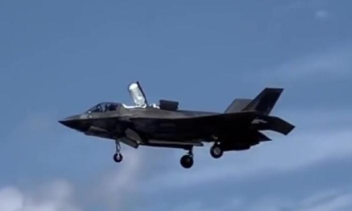 根据媒体报道，美军F-35隐身战机被伊朗导弹击中后被迫降落，上一次隐身战机在实战