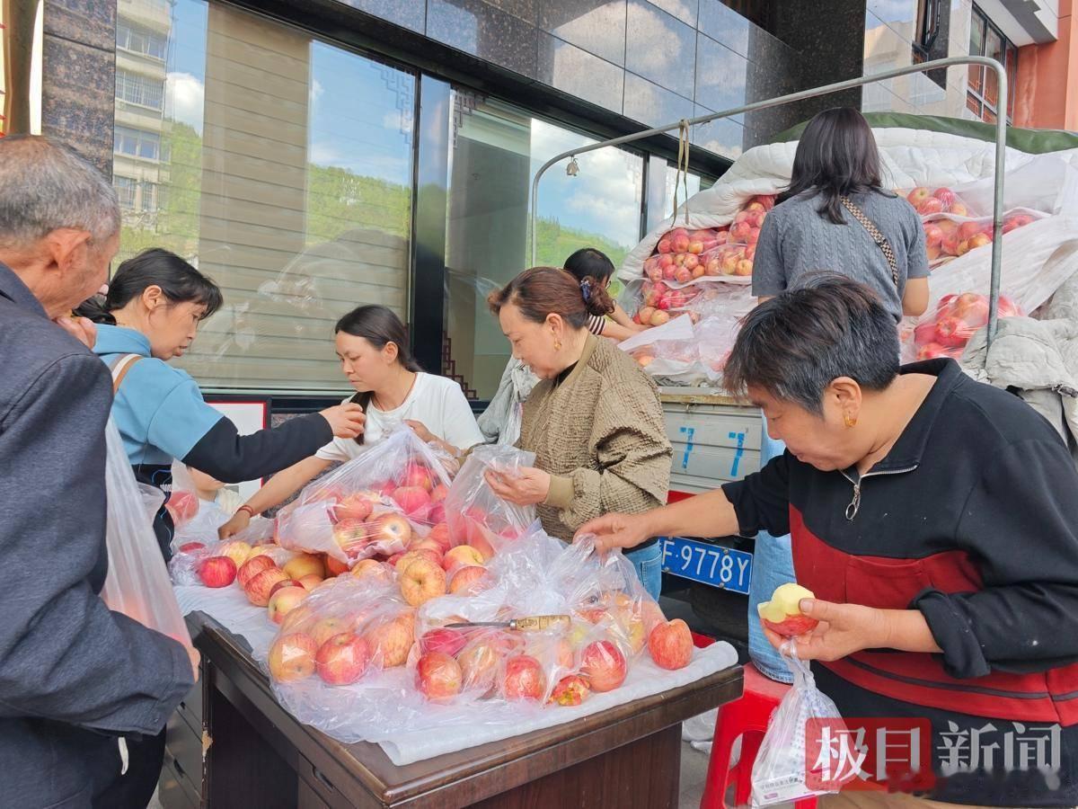 【8000余斤苹果一天卖空，善意流转处是家国最温暖的底色！】今年五一假期，陕西客