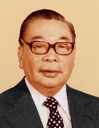 1996年，李登辉上台后撤掉蒋氏父子的陵墓守卫，并且让人大肆破坏蒋介石的雕像，宋