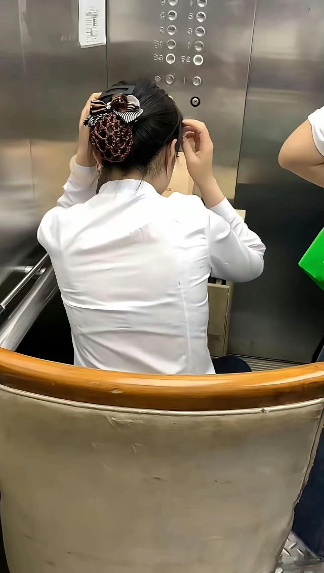 这是什么神仙职位。只用在电梯里帮忙按楼层就行了，还可以吹空调 