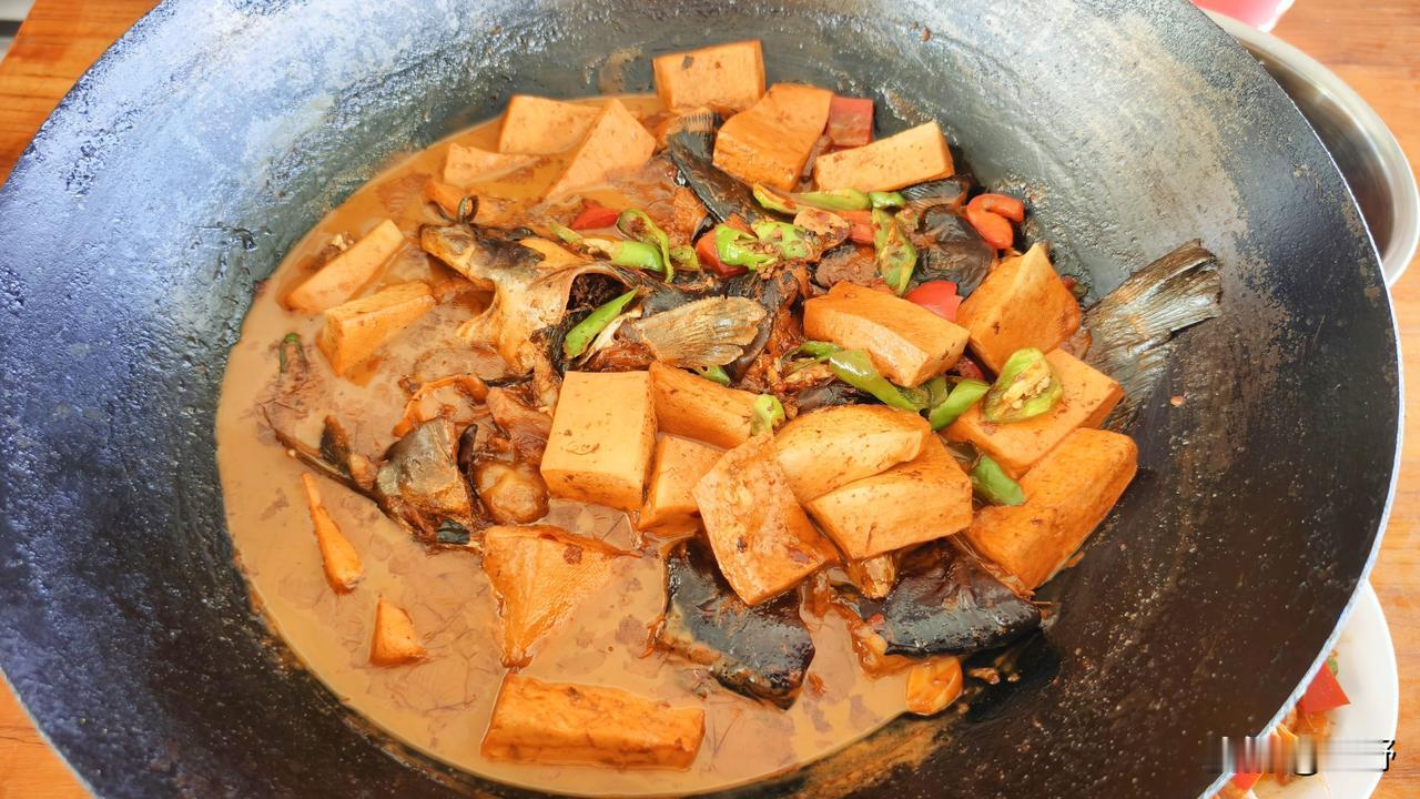 安庆本地美食腊肉炒大蒜