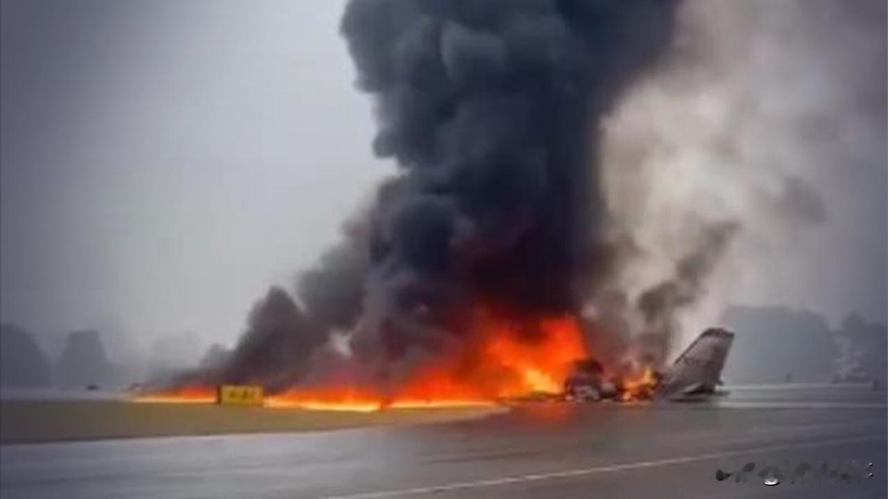 在当地时间12月18日清晨的宁静被突如其来的灾难打破，一架小型私人飞机在北卡罗来