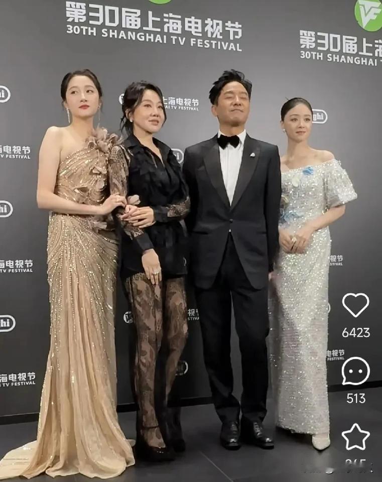 6月27日第30届上海电视节“白玉兰绽放”颁奖典礼上，《小巷人家》剧组大汇合，简