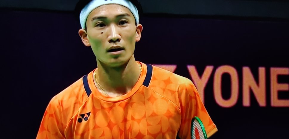 在深圳举办的天王杯国际羽毛球公开赛四强争夺战，石宇奇对阵桃田贤斗。    石宇奇