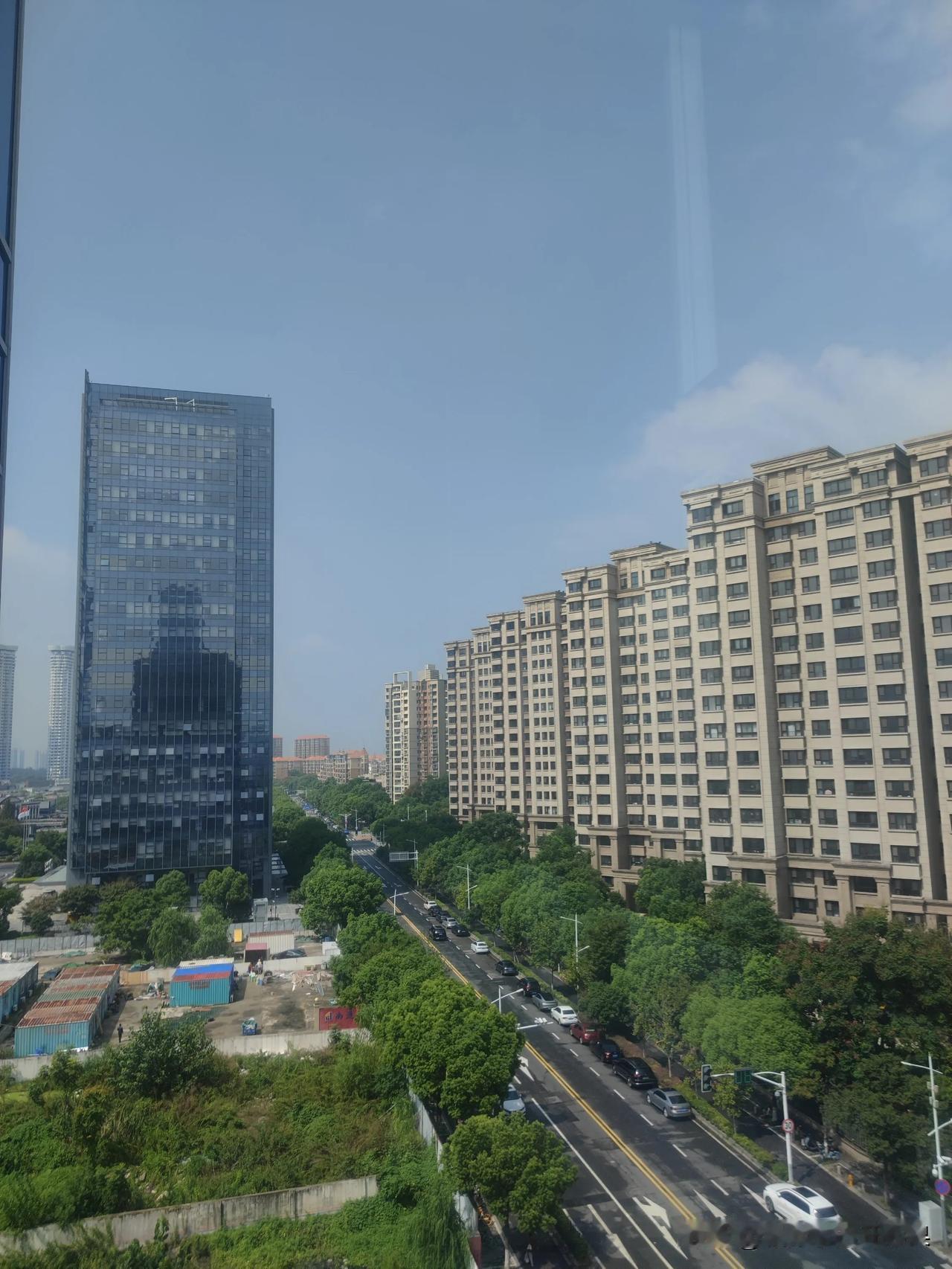 质疑天气预报还是不要话说太早

早上看天气预报讲今天是多云转中雨，当时是秋雷阵阵