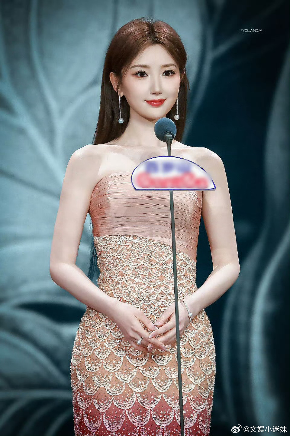 毛晓彤肩颈线 毛晓彤红色长裙太有冲击力了，搭配她绝美的肩颈线条，简直是“人间富贵