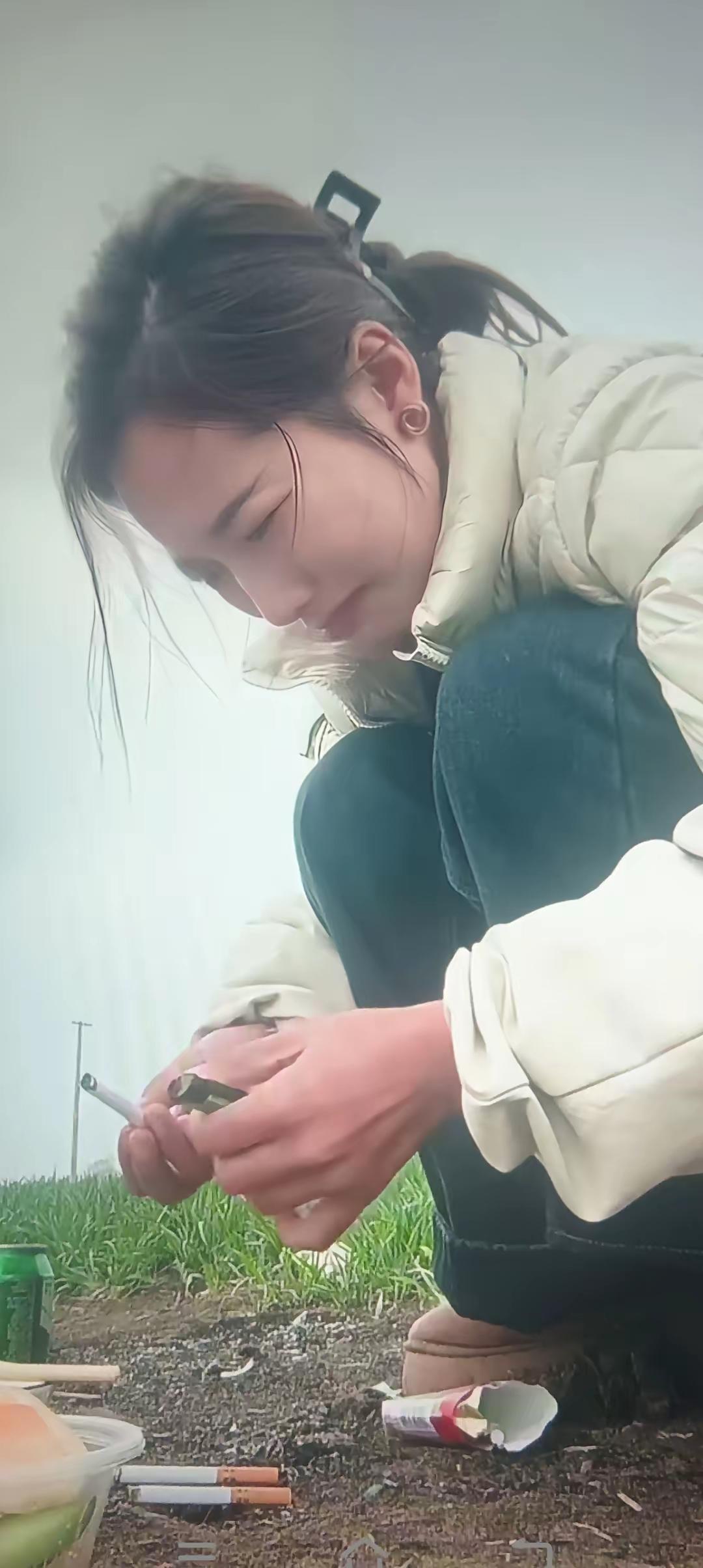 心痛到无法呼吸！

丈夫离世十个月，妻子上坟时泣不成声，句句诉苦都戳中人心。
 