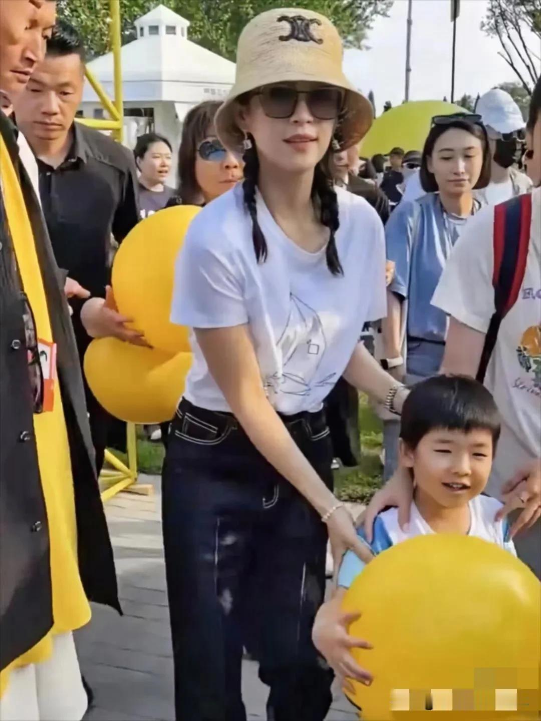 章子怡四岁儿子的正面照片曝光了，哎呀，真的没看出多少妈妈的影子呢。不过，倒是有点