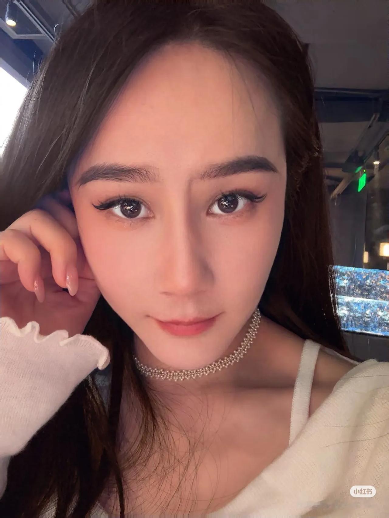 话说香港近几年就推出了许多样靓身材正，气质也相当不错的新晋博主，而霄霄就是其中之