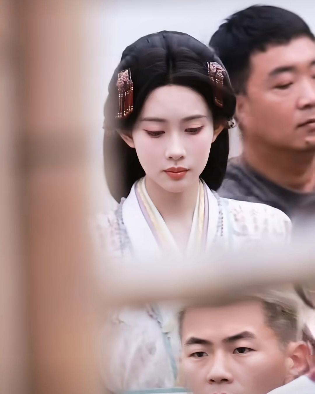 孟子义《将门独后》新衣服路透。层层繁花与卡其裙装相融叠穿，剪裁得体端庄大气，流淌