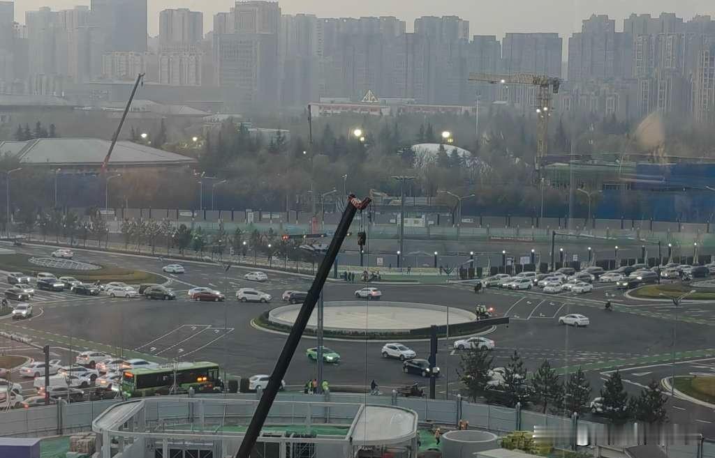 2025年12月6日张家堡环岛工程已通车，下午17点拍摄照片时，已明显看到路上不